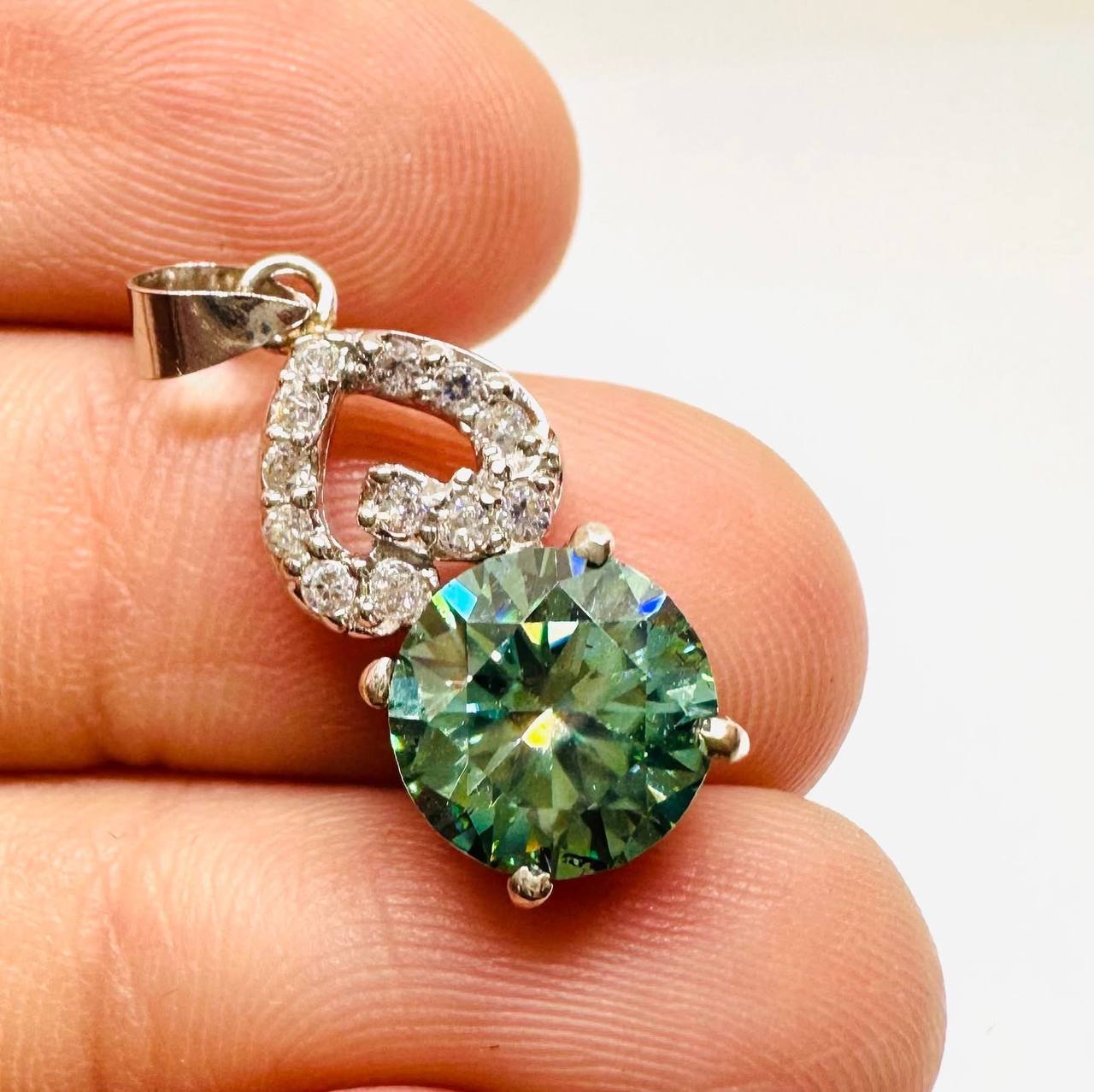 925 plata de ley, chapado en oro blanco Moissanite (2 Carat, Color J) colgante con Swiss diamantes 2