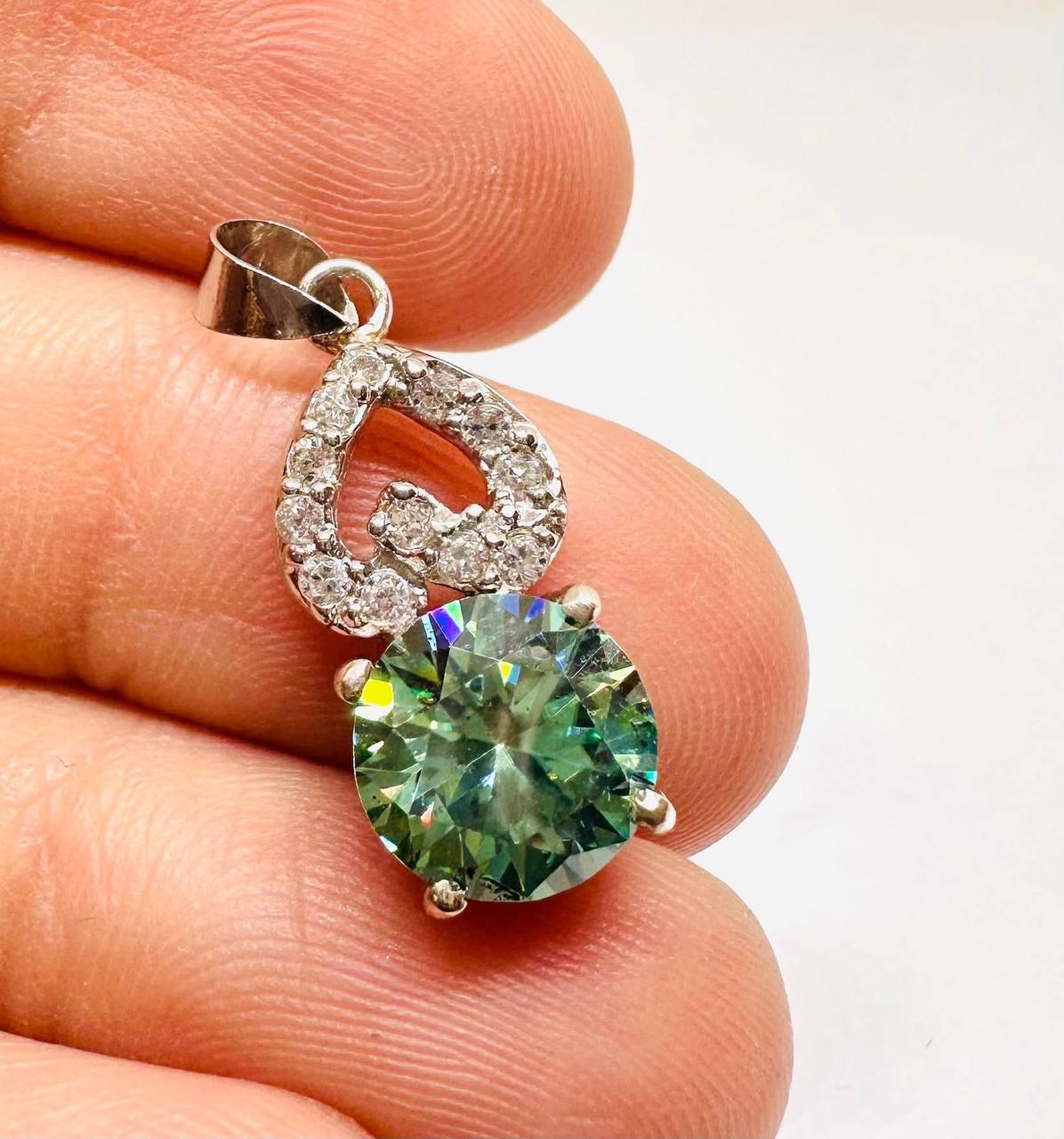 925 plata de ley, chapado en oro blanco Moissanite (2 Carat, Color J) colgante con Swiss diamantes 3