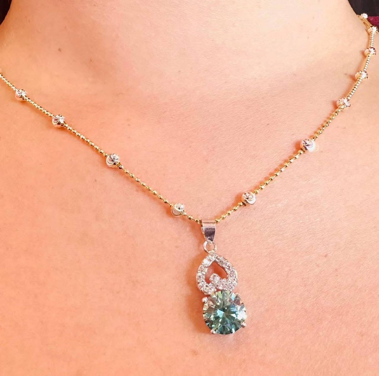 925 plata de ley, chapado en oro blanco Moissanite (2 Carat, Color J) colgante con Swiss diamantes 4