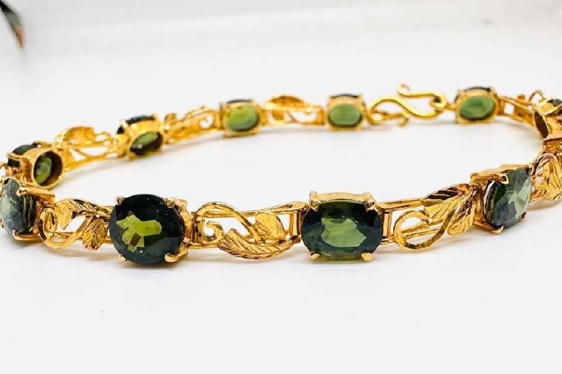 90% Gold (22K) Natural Green Stone Bracelet — Handcrafted 2