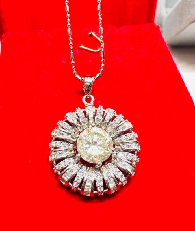 925 plata de ley, chapado en oro blanco Moissanite (2 Carat, Color J) collar con colgante 2